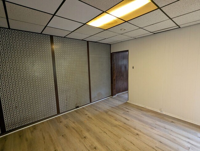 Building Photo - Spacious 2 bedroom 1 bathroom single famil...