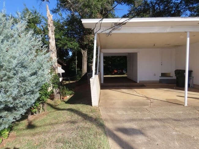 Building Photo - Commercial Space, Available Now!