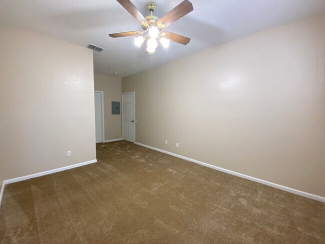 Building Photo - THREE BEDROOM CONDO IN GATED COMMUNITY