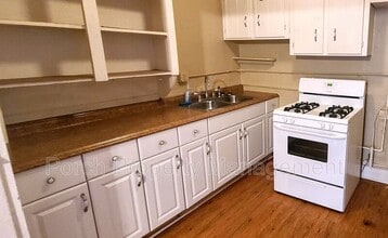 Building Photo - 320 N Barcelona St