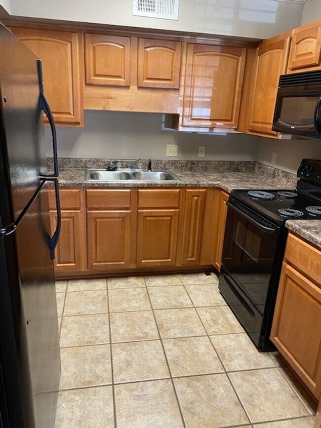 Foto del edificio - Cozy 2 Bed 2 Bath Condo Available Fall 2025!