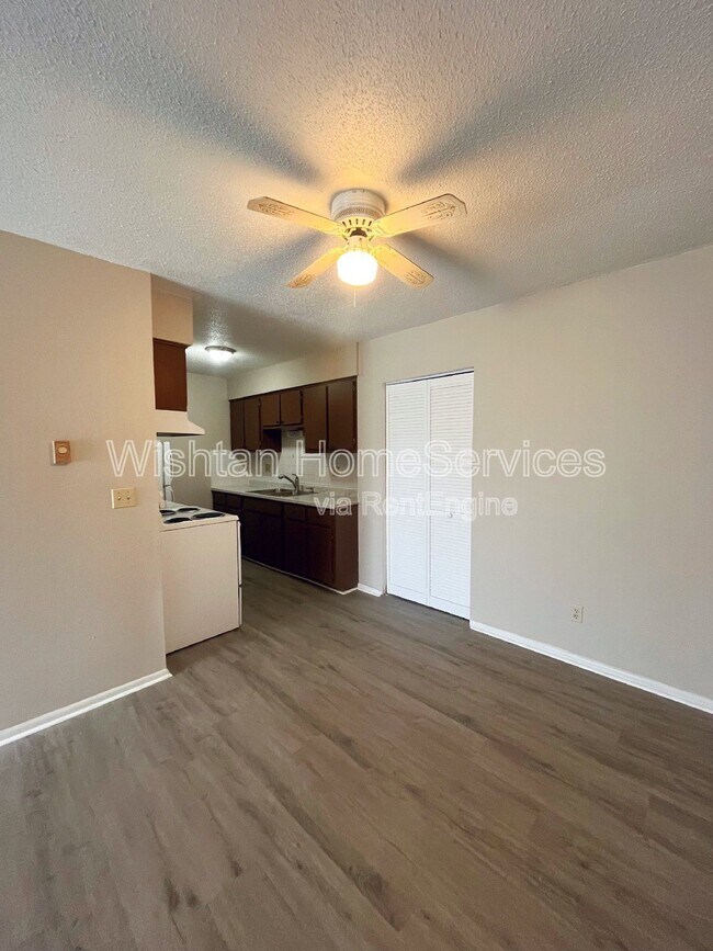 Foto del edificio - 217 Charleston Blvd