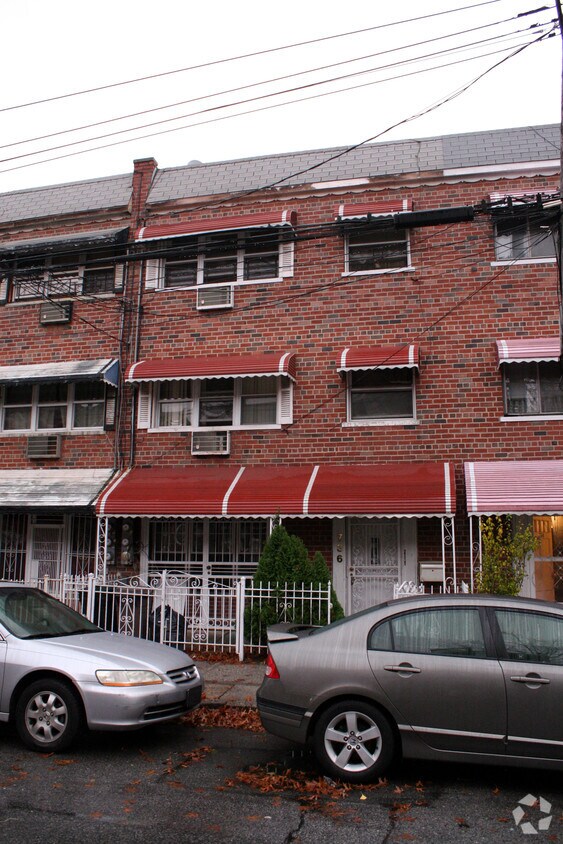 Building Photo - 736 Commonwealth Ave