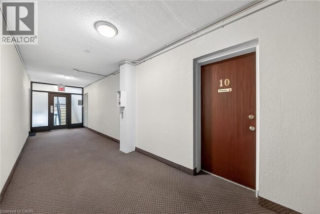 Photo du bâtiment - 237 Mohawk Rd E