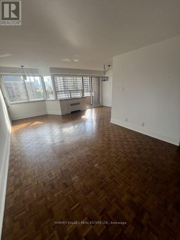 Photo du bâtiment - 77 St Clair Ave E