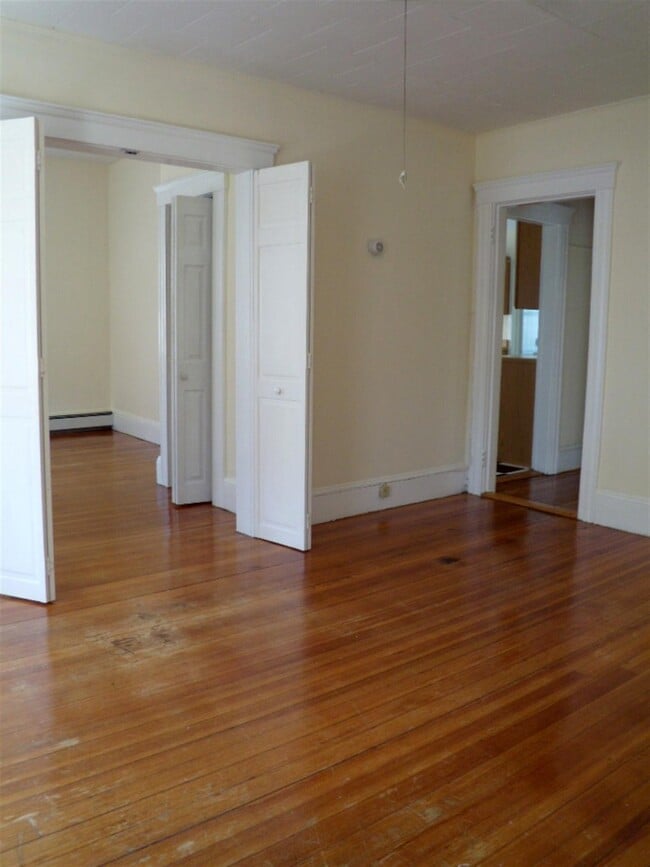Building Photo - 25 Knapp St