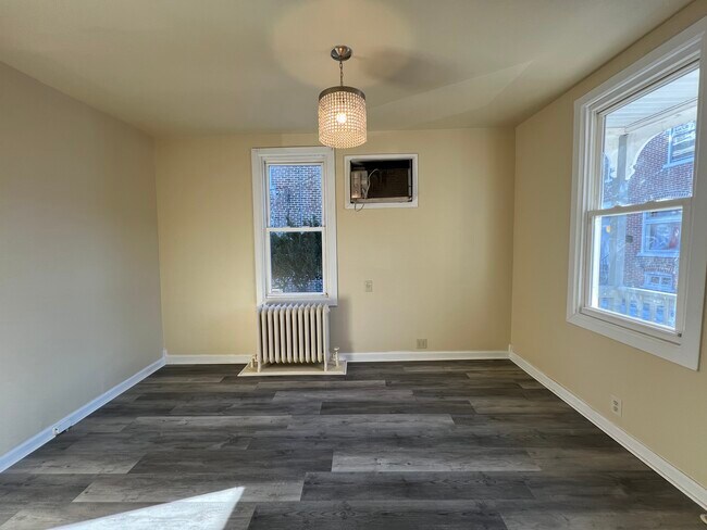 Building Photo - 213 N Poplar St