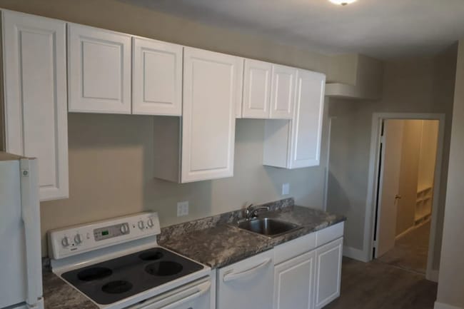 Building Photo - Spacious 3 Bedroom Home with Garage – Available August 1!