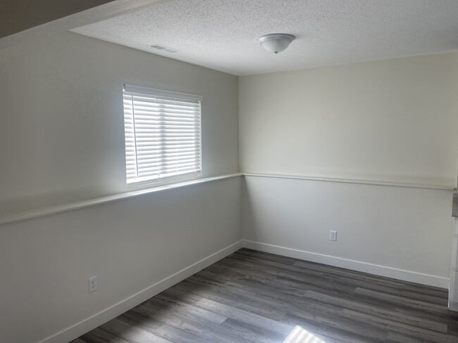 Dining room - 1127 Roosevelt St