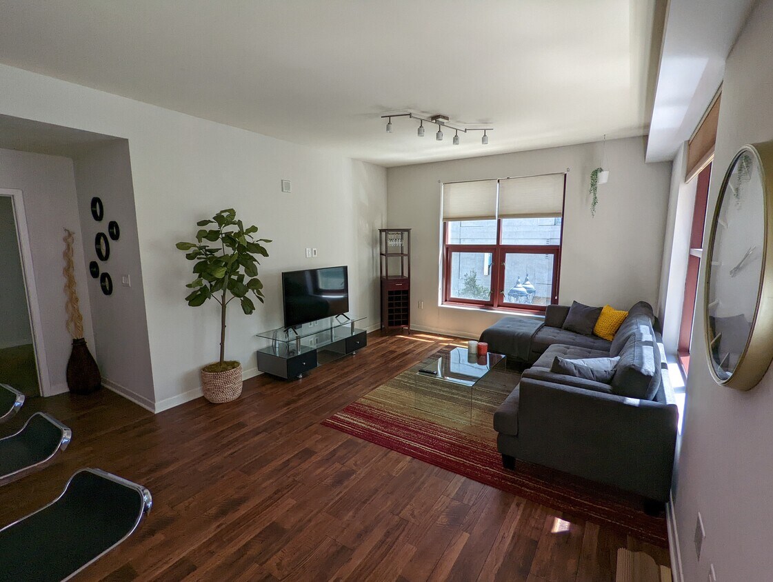 Primary Photo - 1150 J Street