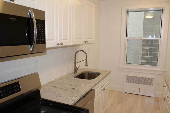 Foto del edificio - AMAZING 2BD/1BTH IN MIDWOOD -$2400
