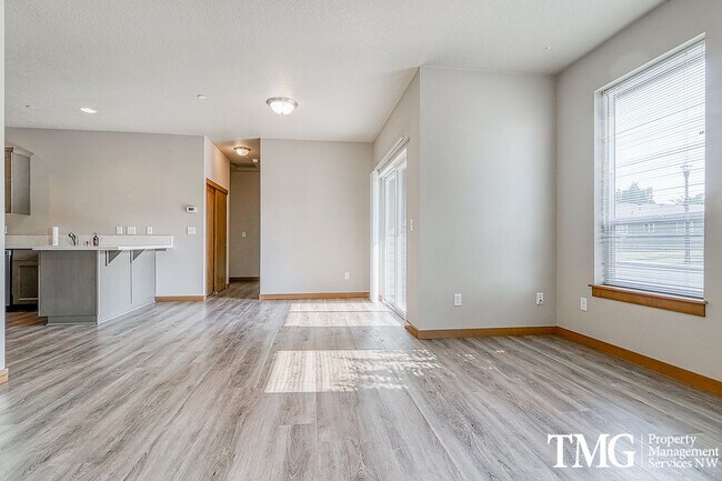 Foto del edificio - Gorgeous Duplex in Great Washougal Location with Dual Primary Suites!