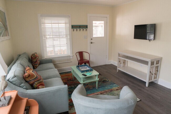 Foto del edificio - Beautiful Three Bedroom with Private Beach...