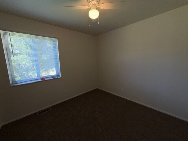 Building Photo - Well-Maintained Split-Level Home in Webster Groves, MO — Spacious & Family-Friendly