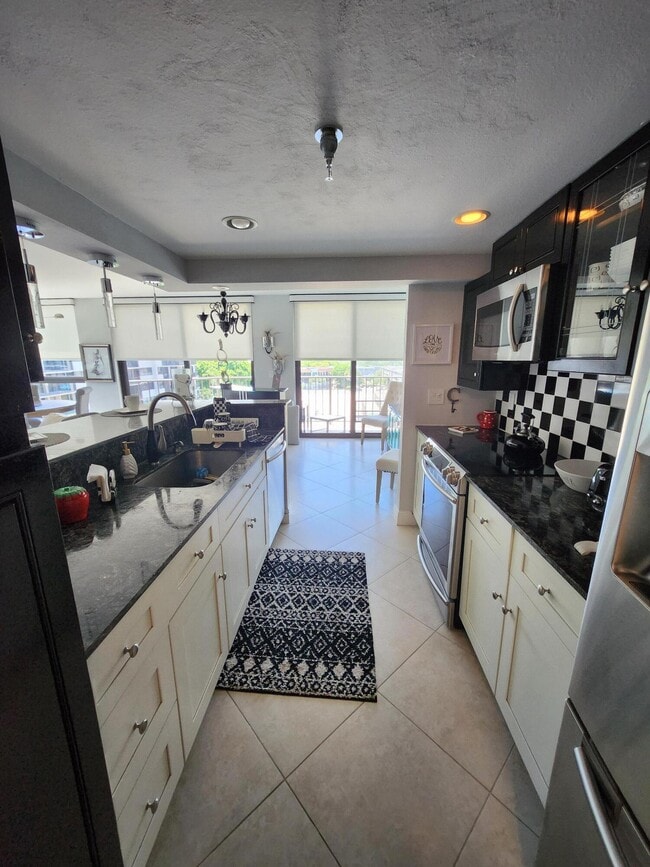 Building Photo - 899 Jeffery St