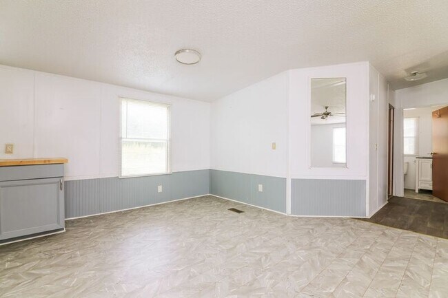 Building Photo - 2137 Coral Dr