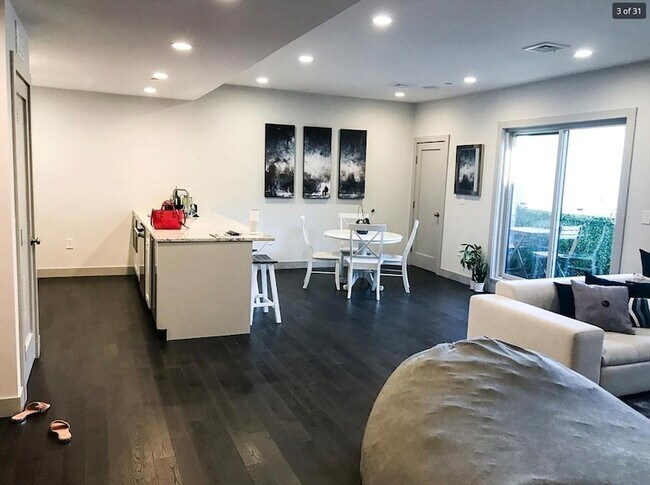 Foto del edificio - 309 E Street Unit 24