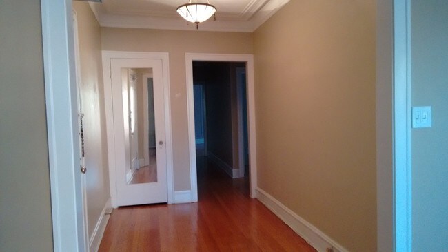 Building Photo - 832 Hinman Ave