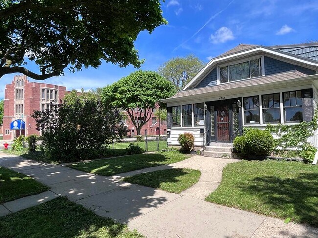 Building Photo - 6738 W Chambers St