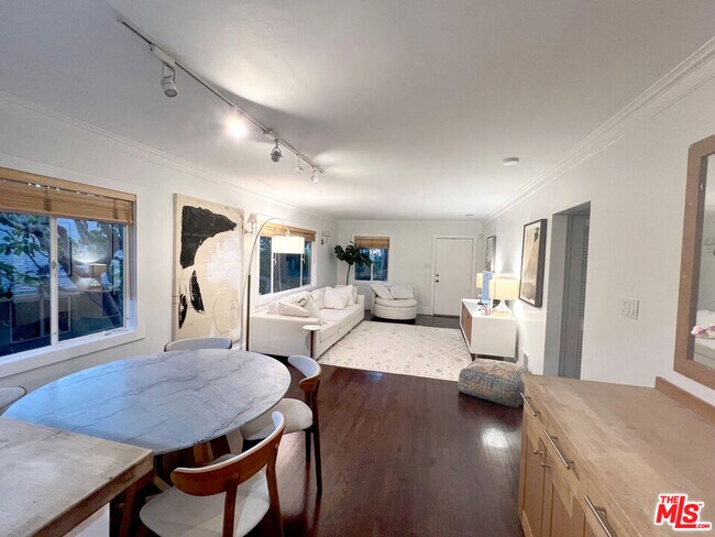 Foto del edificio - 1223 Sunset Plaza Dr