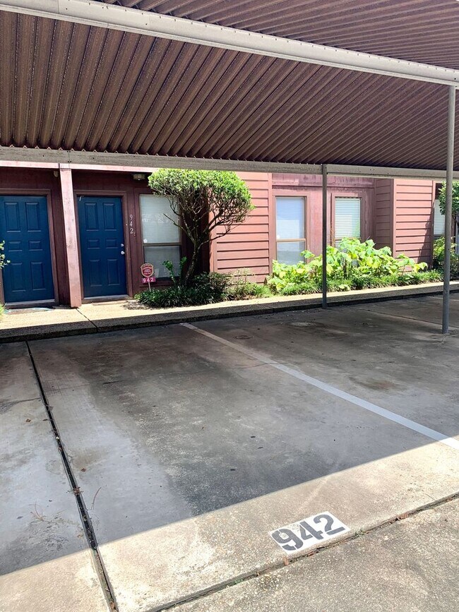 Building Photo - 2BR 2.5BA CONDO off Bluebonnet close to Pe...