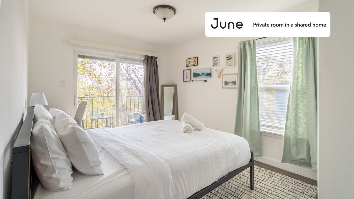 Foto principal - Private bedroom in 2 bed/2 bath Home