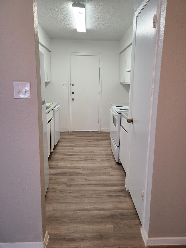 Building Photo - King Bordeaux Apts