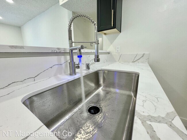 Foto del edificio - 2 br, 1 bath Apartment - 3715 Canfield Ave...