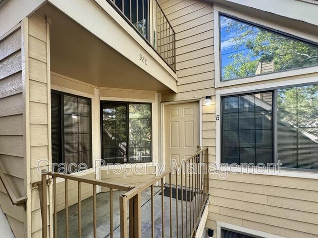 Building Photo - 980 S Dahlia St