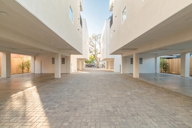 Foto del edificio - Two Bedroom Town Home-style Like Near NoHo Arts District