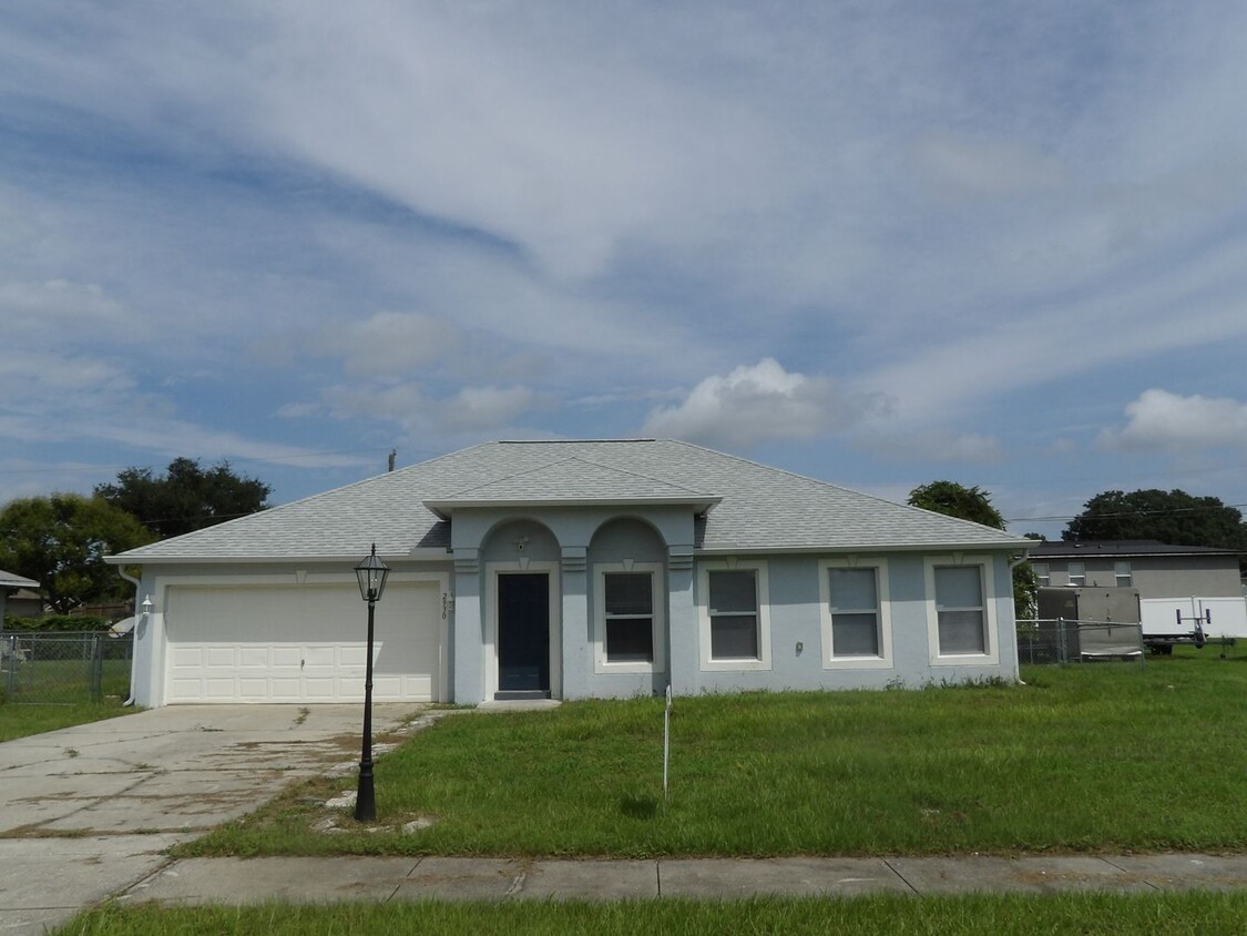 Primary Photo - Real Nice 2088 Sq Ft 4 Bedroom 2 bath with...