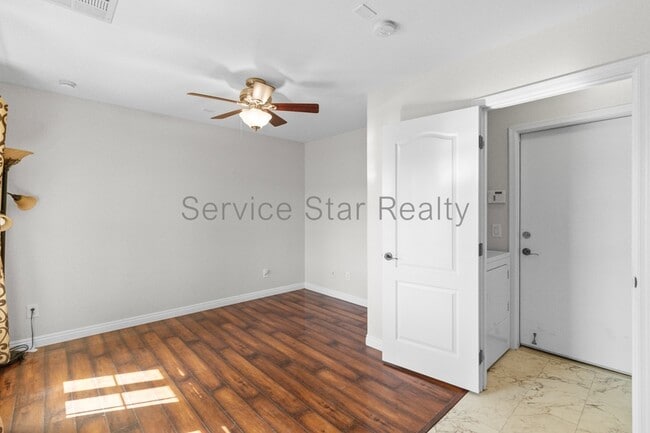 Foto del edificio - 2129 E Huntington Dr