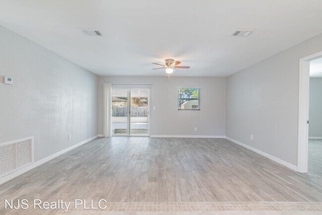 Foto del edificio - 3 br, 2 bath House - 5990 Burch St. N