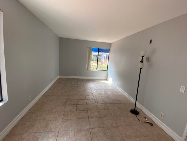 Foto del edificio - 8324 Regents Rd