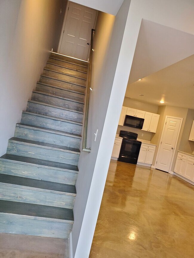 Building Photo - 211 Cane Creek Ln