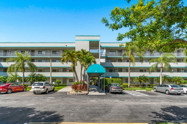 Building Photo - 4725 Lucerne Lakes Blvd