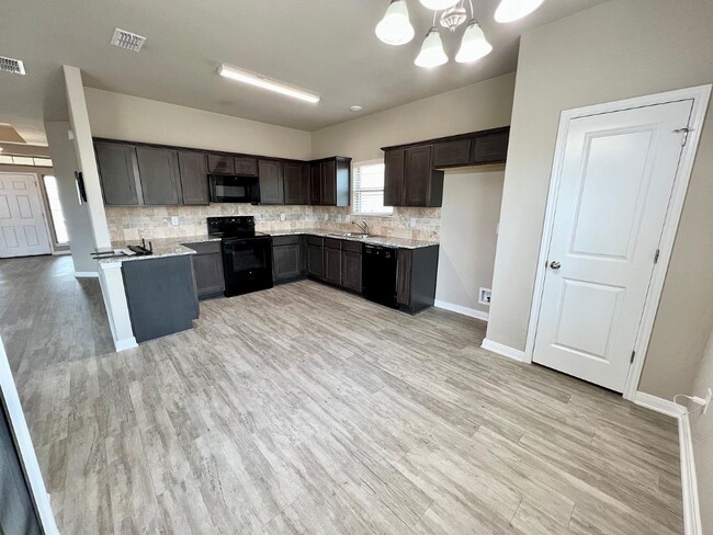 Building Photo - 1117 Lakeway Crossing Dr