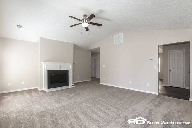 Building Photo - Lovely Ranch with Sunroom