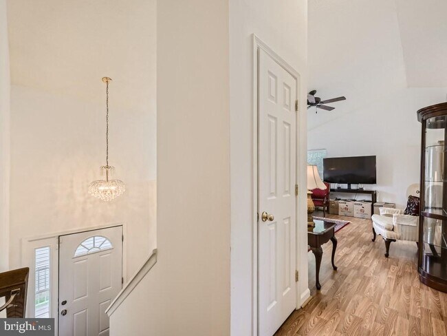 Building Photo - 34 6 Point Ct