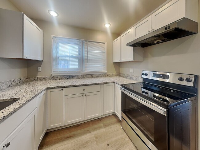 Building Photo - Updated 3 Bed Home with Granite Kitchen, Fenced Yard & Garage