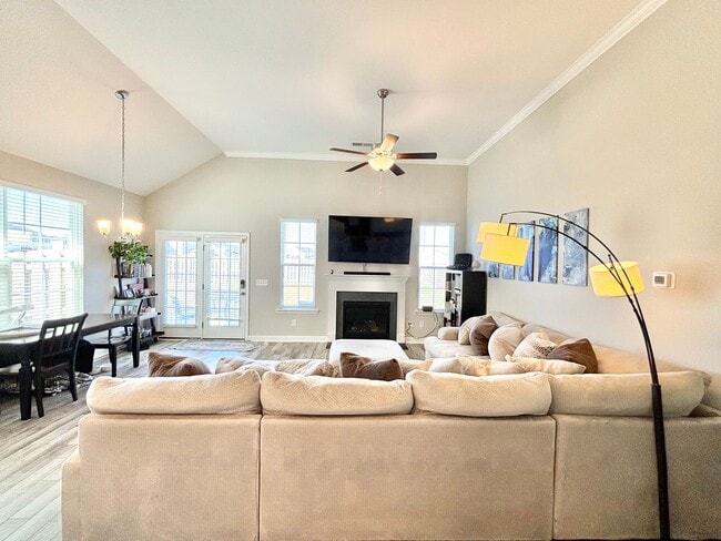 Building Photo - Pristine 3BR/3BA Home with Community Pool & Fenced Yard in Northeast Columbia! Available June 12th!