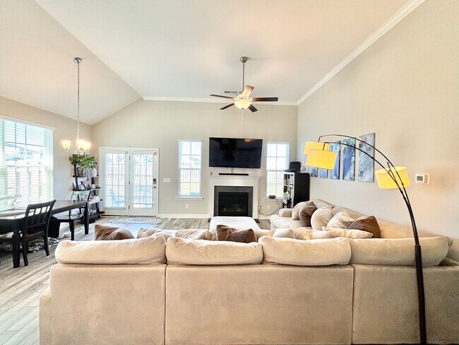 Foto del edificio - Pristine 3BR/3BA Home with Community Pool & Fenced Yard in Northeast Columbia! Available June 12th!