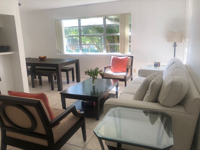 Salón con vistas al lago. - 15295 SW 107th Ln