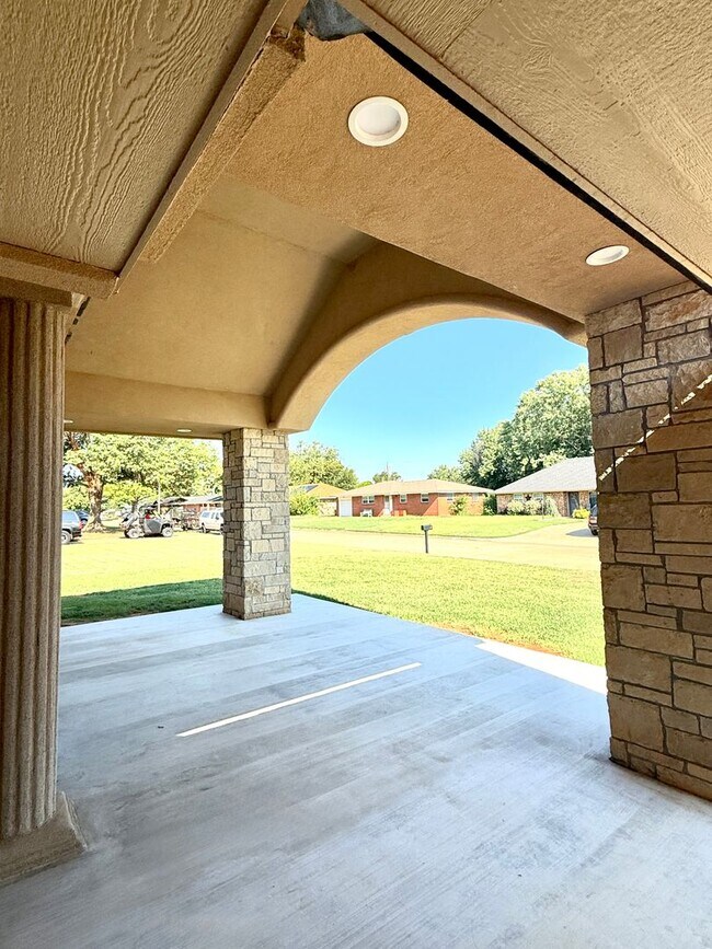 Building Photo - New Renovated Spanish Style Home