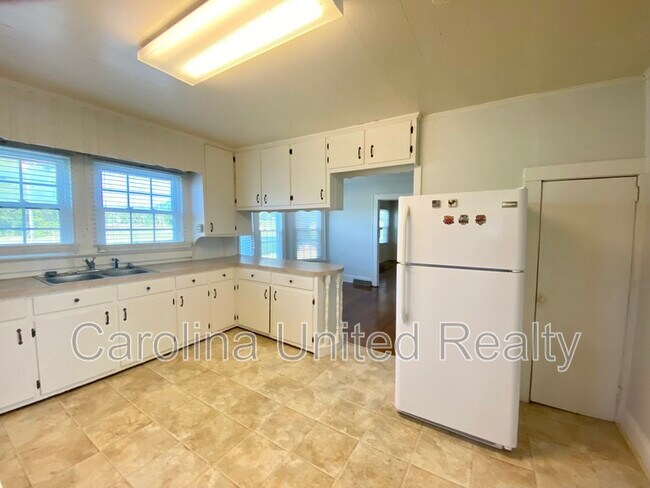 Foto del edificio - 3901 Plyler Mill Rd