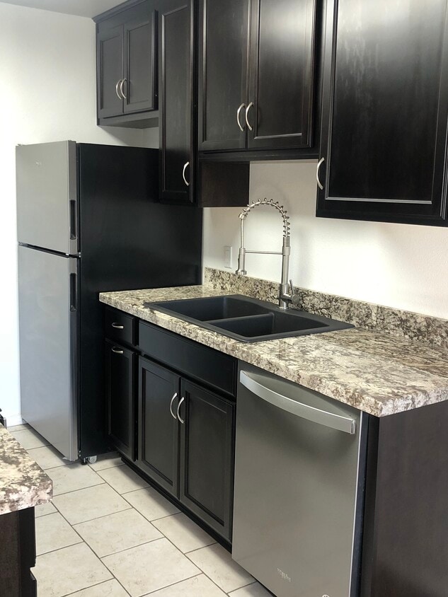Granite countertops/ Farm sink - 1033 Pearl St