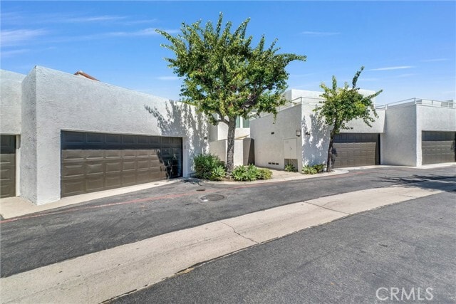 Primary Photo - 5 Crest Cir