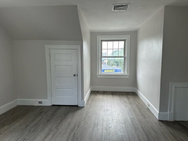 Building Photo - Introducing a cozy and convenient studio a...