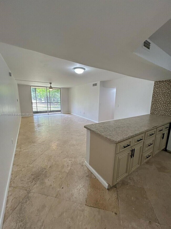 Foto del edificio - 3390 Foxcroft Rd