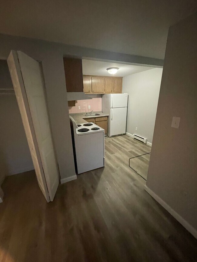 Foto del edificio - Nice, large studio with off-street parking!